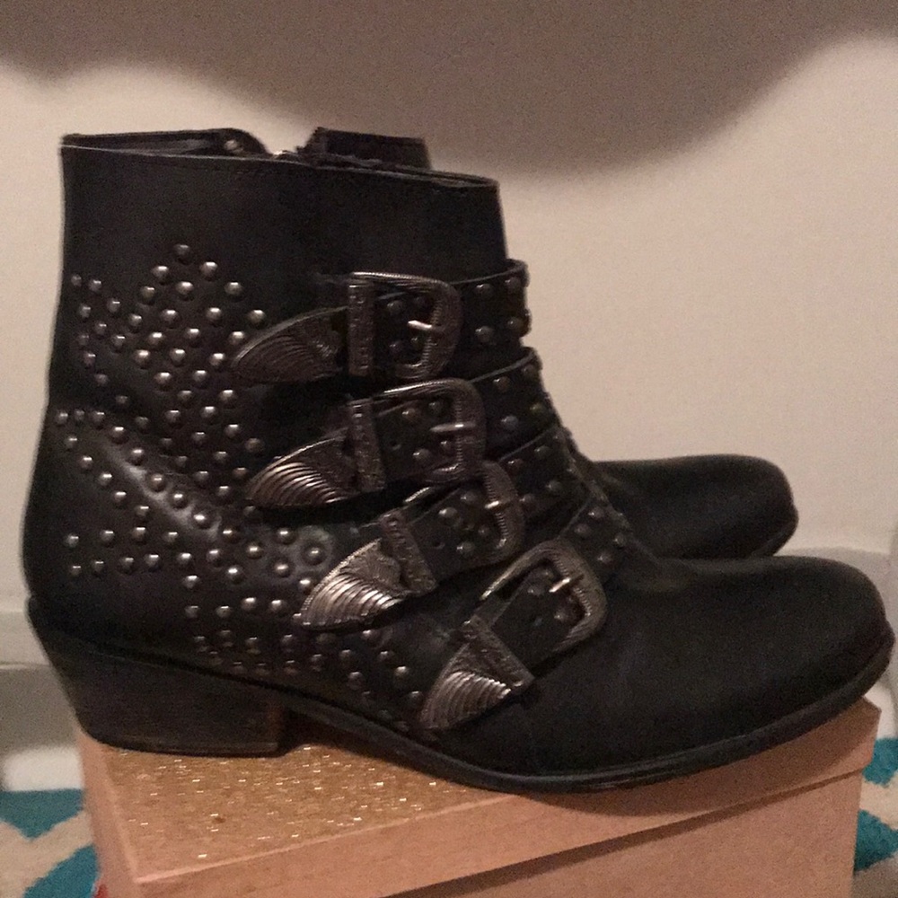 Ecote ankle leathe black booties